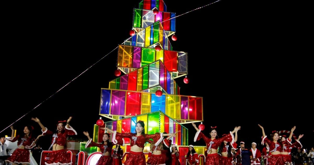 Da Nang illumine son sapin de Noël pour accueillir Noël et le Nouvel An 2025