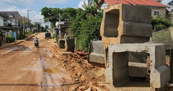 La carretera en construcción se encontró con fuertes lluvias, lo que hizo que el viaje fuera complicado