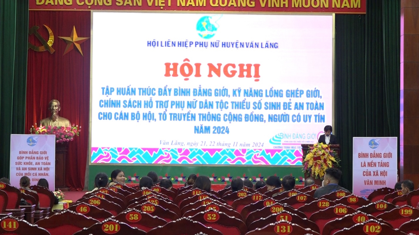 Quang cảnh lớp tập huấn thúc đẩy bình đằng giới, kỹ năng lồng ghép giới, chính sách hỗ trợ phụ nữ DTTS sinh đẻ an toàn cho cán bộ hội, tổ truyền thông cộng đồng, Người có uy tín năm 2024.