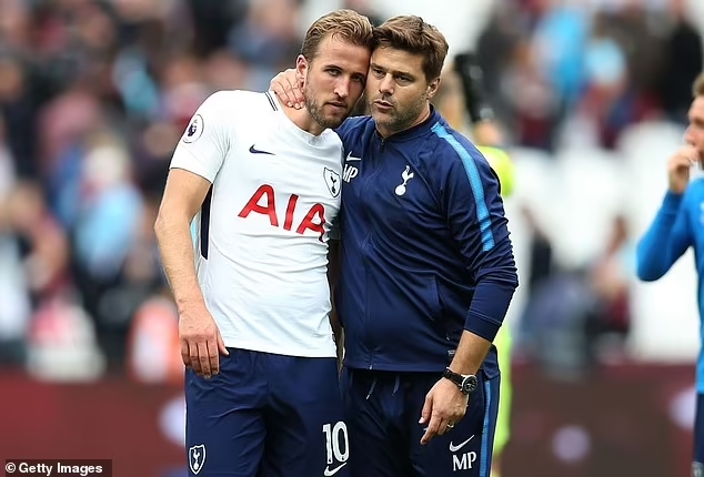 L'entraîneur Mauricio Pochettino (à droite) espère retrouver son élève préféré Harry Kane à Stamford Bridge. Photo : Getty Images