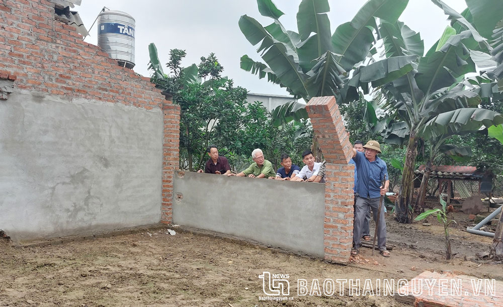 Los departamentos y sindicatos de la comuna de Tan Quang (ciudad de Song Cong) apoyaron a la familia del Sr. Nguyen Van Xuan en la aldea de Tan My 1 para desmantelar las construcciones ilegales.