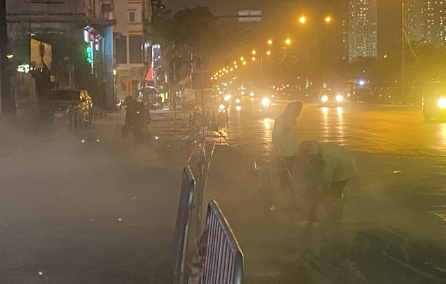 Hà Nội: Công trường dùng máy thổi bụi mù mịt giữa cao điểm ô nhiễm ảnh 1