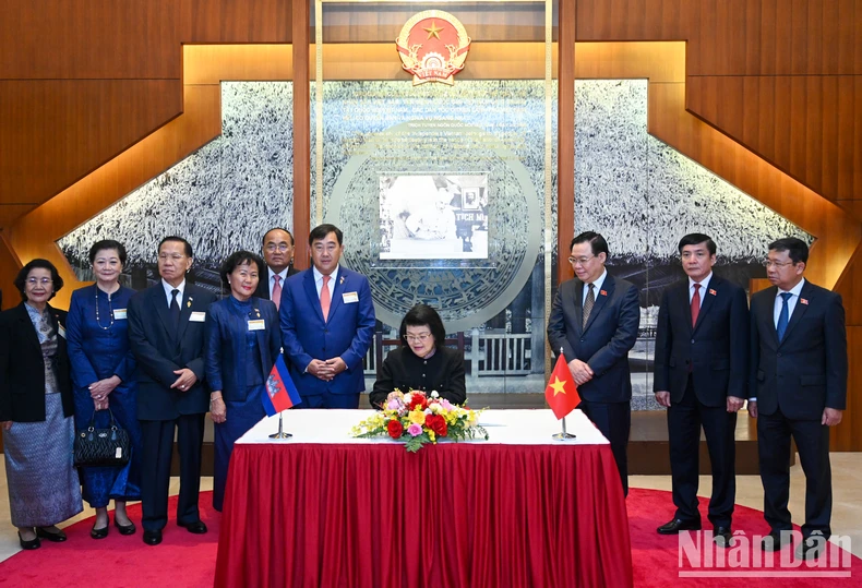 [Photo] National Assembly Chairman Vuong Dinh Hue holds talks with Cambodian National Assembly Chairman Samdech Khuon Sudary photo 8