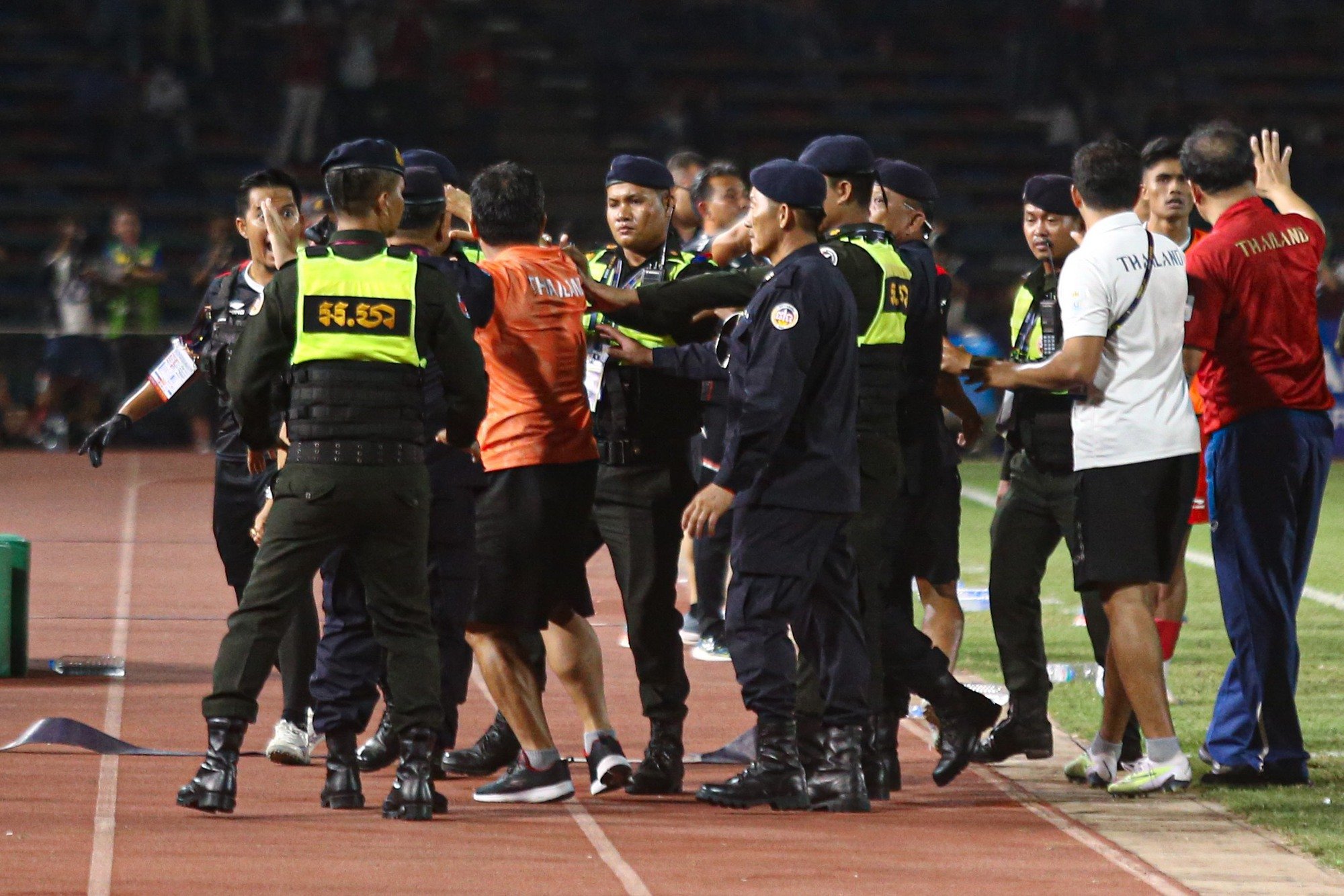 Cầu thủ U.22 Indonesia và U.22 Thái Lan đánh nhau, hỗn chiến nổ ra ở chung kết SEA Games 32 - Ảnh 13.