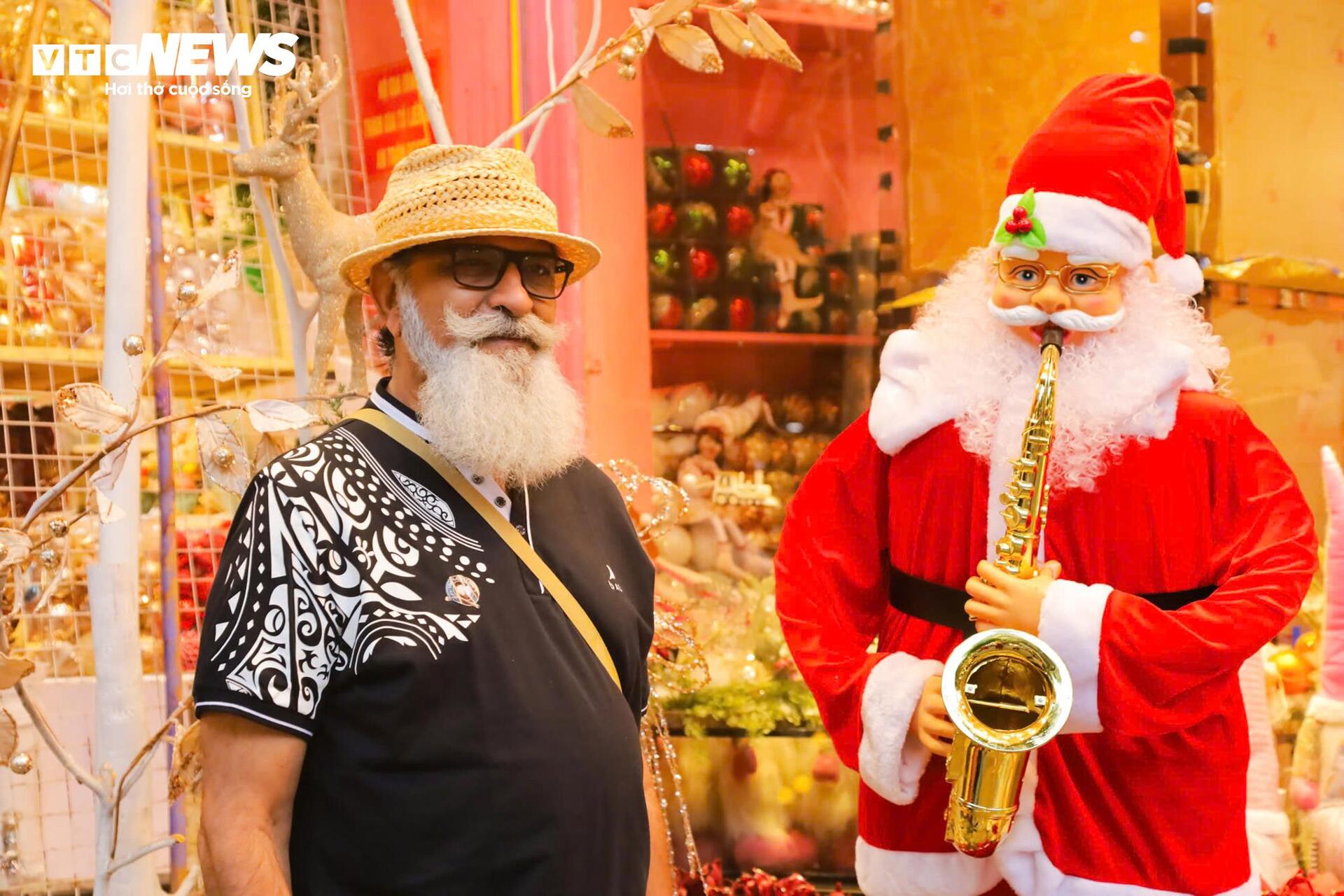 Les jeunes de Hanoi se déguisent pour « s'enregistrer » pour Noël en avance dans la rue Hang Ma - 11