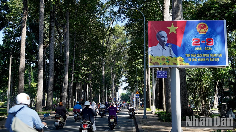 Ho Chi Minh-Ville : les rues sont décorées de drapeaux et de fleurs pour célébrer la fête nationale le 2 septembre photo 7