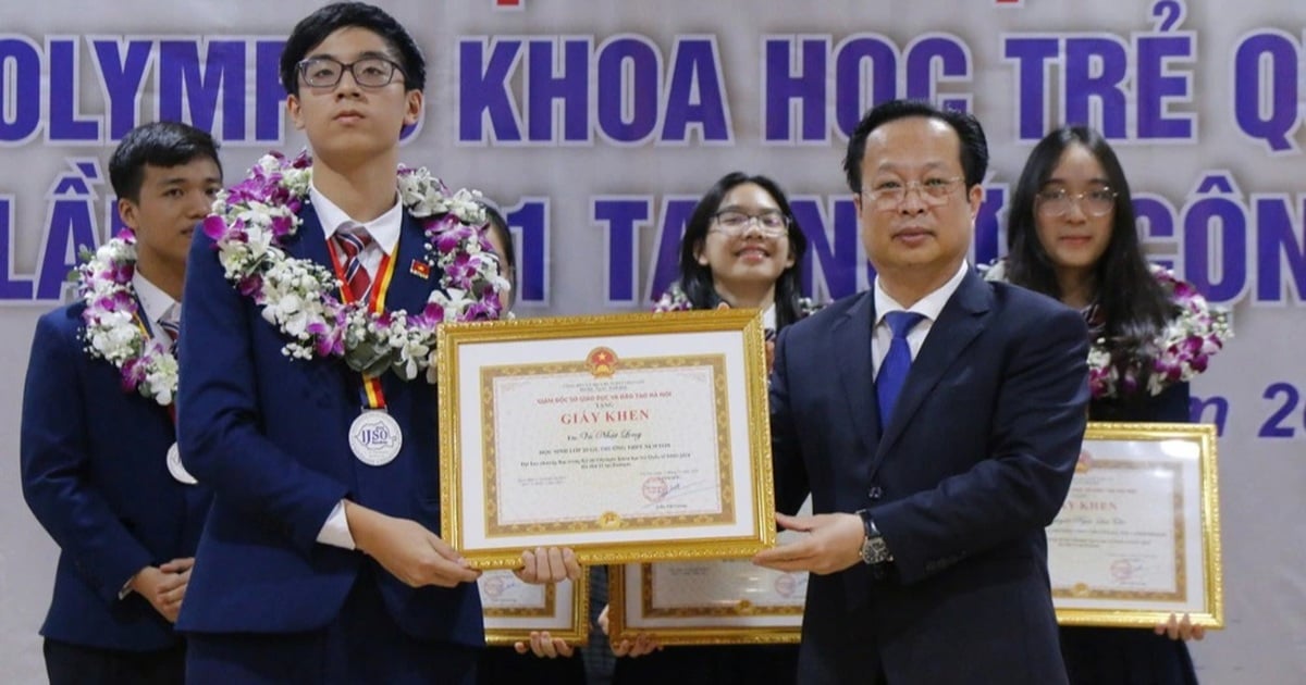 Tặng bằng khen cho học sinh đoạt giải Olympic Khoa học trẻ quốc tế