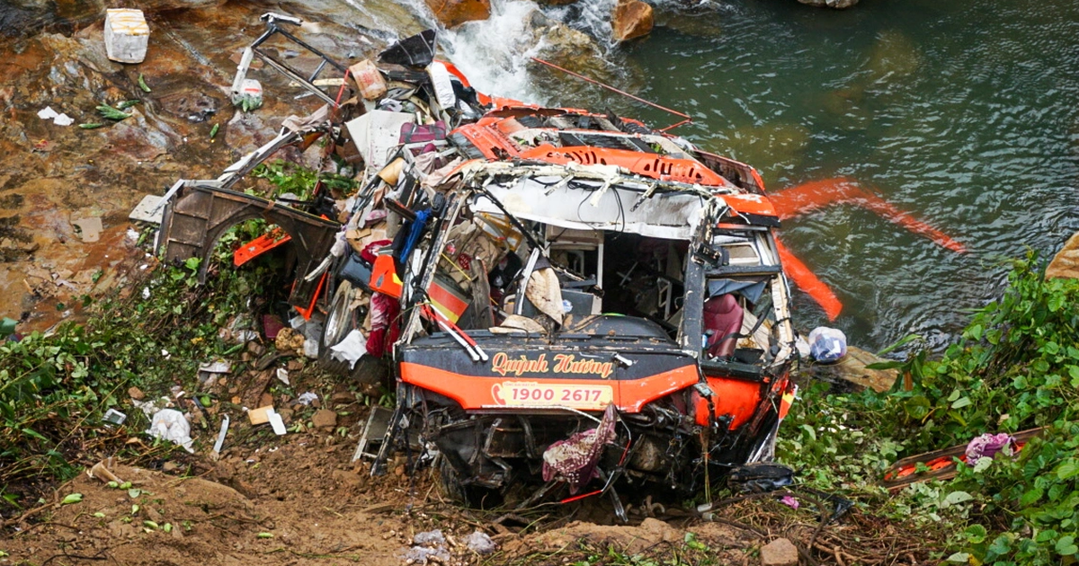 Enquête sur la cause de la chute d'un bus de passagers dans un ravin à Da Nang