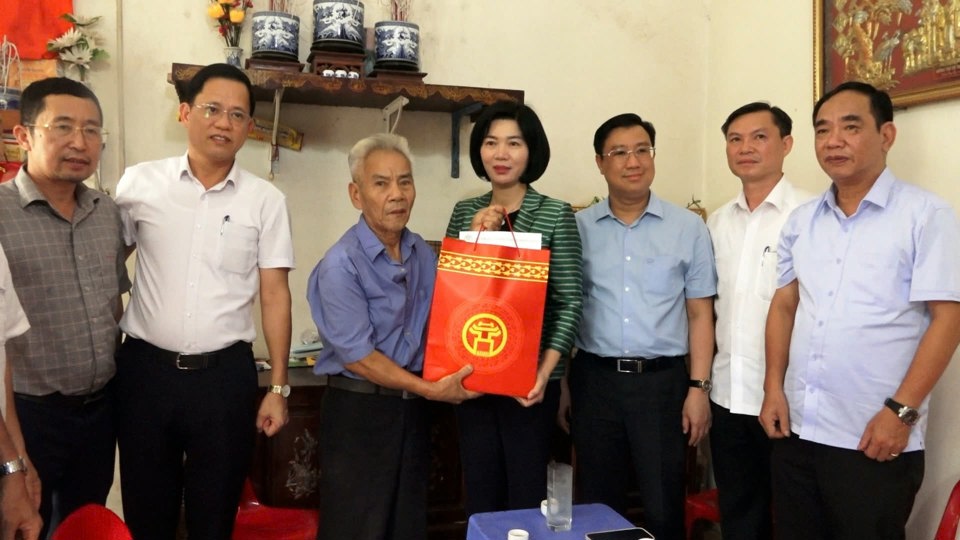 Die ständige stellvertretende Vorsitzende des Volksrats der Stadt, Phung Thi Hong Ha, besuchte Herrn Nguyen Duy Vui und überreichte ihm Geschenke. Foto: ST