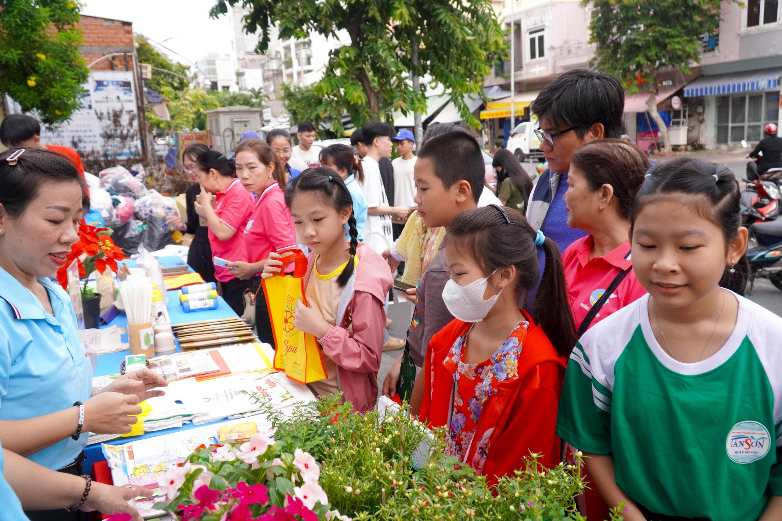 Học sinh đổi rác lấy dụng cụ học tập, bỏ ống heo gây quỹ - Ảnh 1.