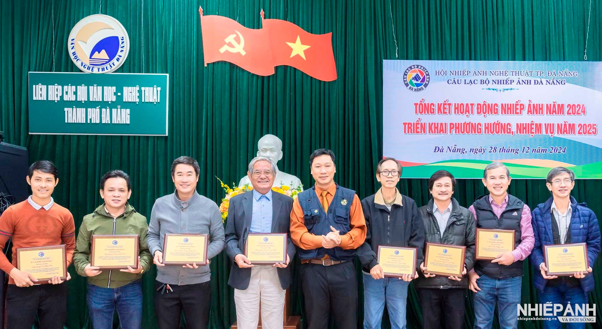 W_nsna-huynh-van-truyen-len-trao-tang-ky-mem-chuong-cho-cac-vien-ducat-outstanding.jpg