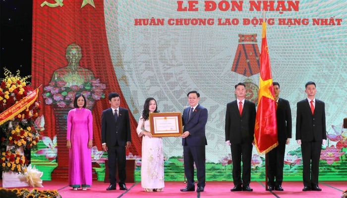 Le journal People's Representative a reçu la médaille du travail de première classe