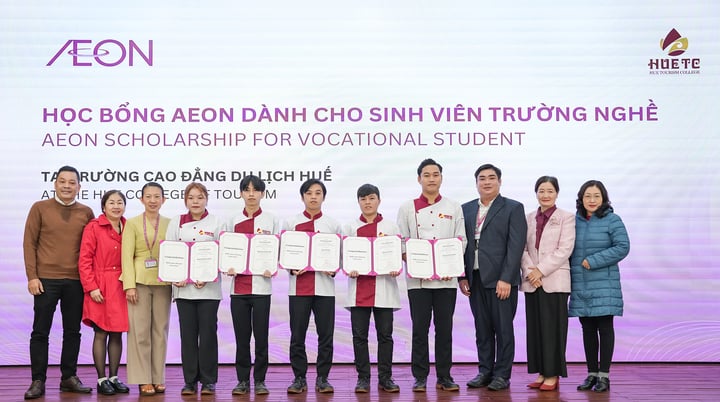 Đại diện AEON Việt Nam trao học bổng cho sinh viên tại Trường cao đẳng du lịch Huế.