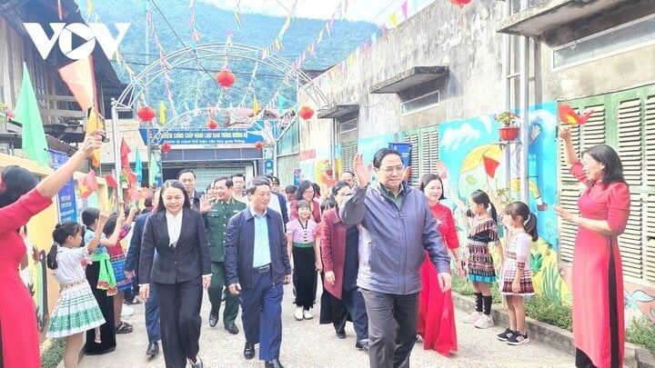 Prime Minister Pham Minh Chinh visited and presented gifts to children in special and difficult circumstances in Lai Chau province.