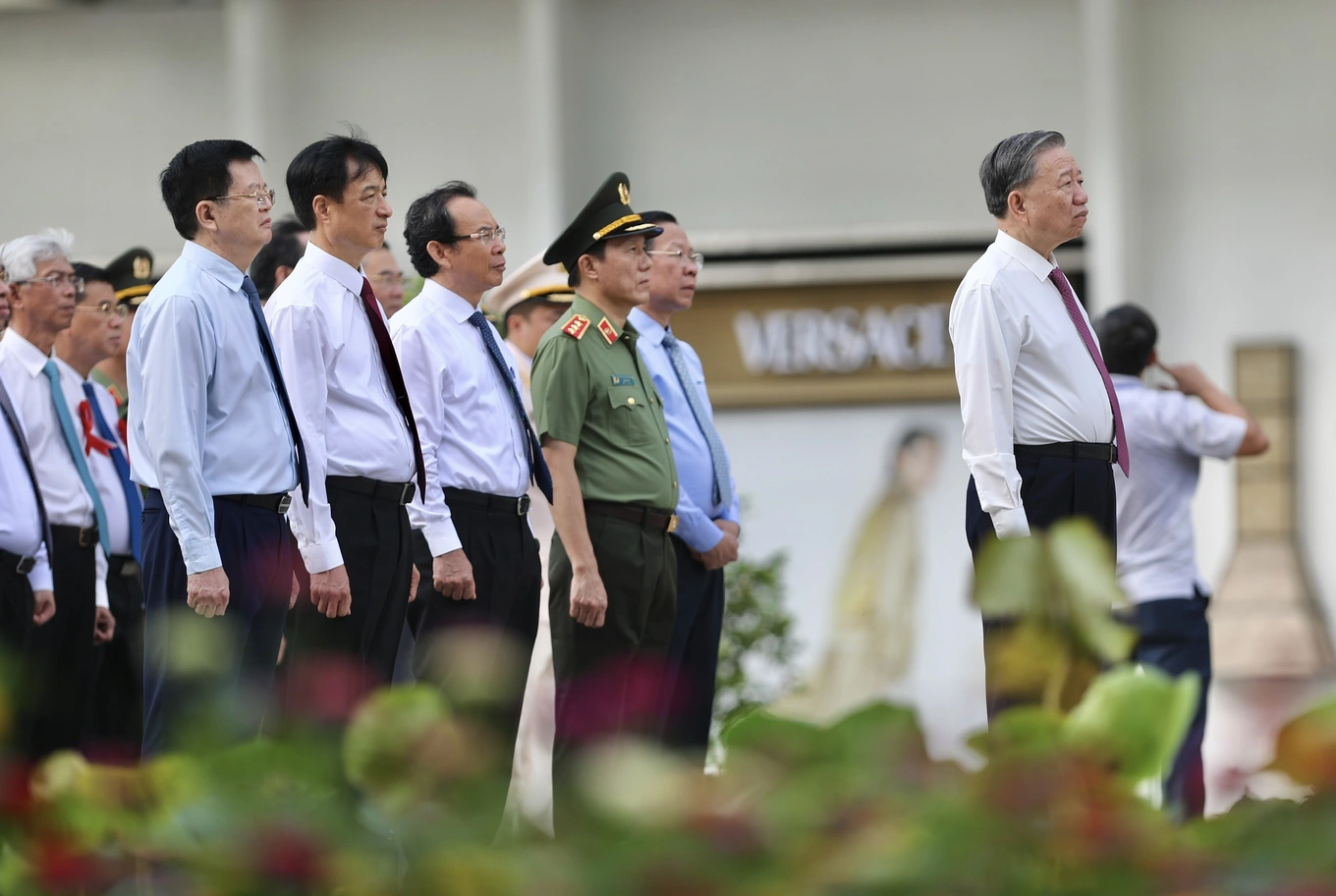 เลขาธิการและประธานาธิบดีโตลัมจุดธูปเทียนที่รูปปั้นลุงโฮในนครโฮจิมินห์