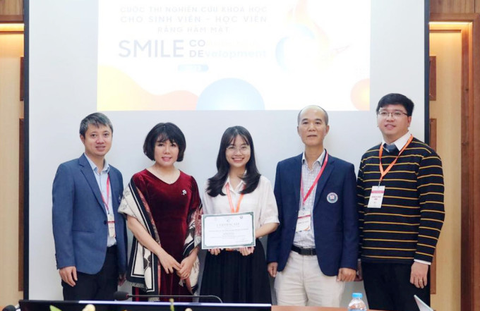 Thuy Duong (standing in the middle) represents the student group receiving the second prize at the contest. Photo: CMP