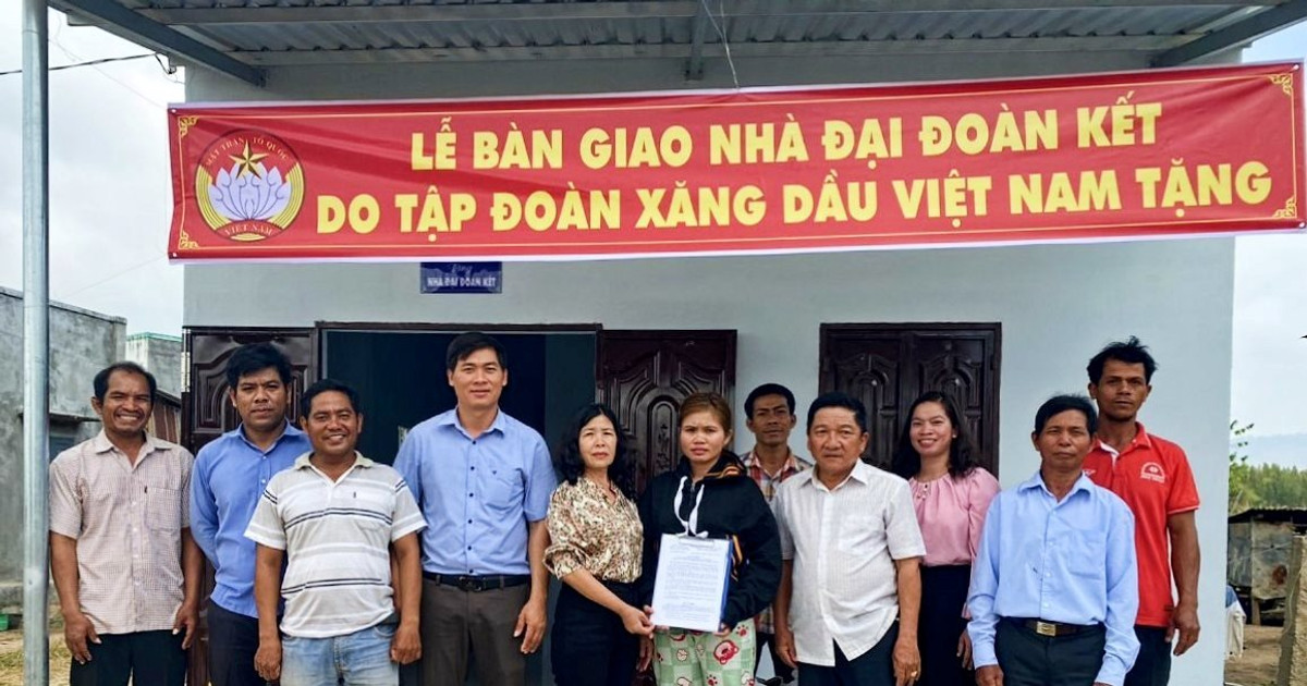 Bàn giao 4 căn nhà Đại đoàn kết cho các hộ nghèo