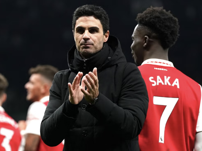 Coach Arteta applauds fans after an Arsenal match in the 2022-2023 season. Photo: PA