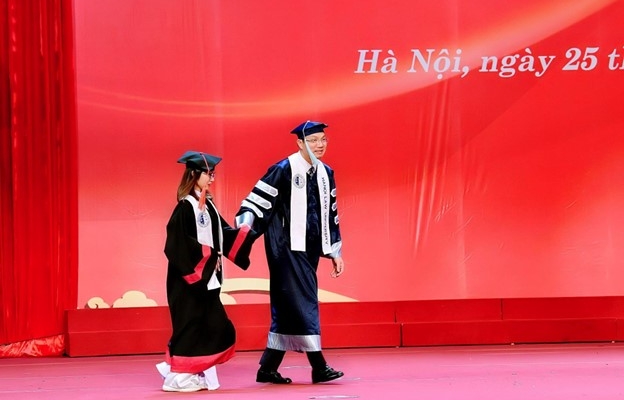 Le directeur a conduit une étudiante atteinte de paralysie cérébrale sur scène pour recevoir son diplôme universitaire.