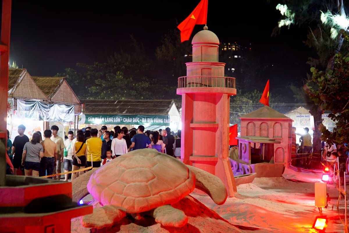 Meeresschildkröten, aus Sand gebauter Leuchtturm am Strand von Vung Tau