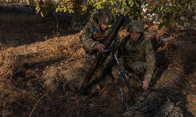 Ukrainian 123rd Brigade prepares to fire mortars near the Dnieper River, Kherson Province. Photo: AFP
