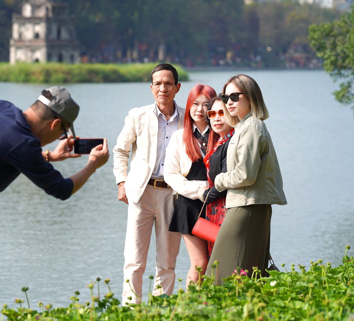 Warmer Sonnenschein, der Hoan-Kiem-See ist am Nachmittag des 3. Tet-Tages voller Menschen. Foto 4