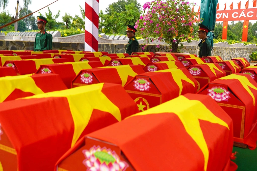 Dong Thap ប្រារព្ធពិធីគោរពវិញ្ញាណក្ខន្ធ និងបញ្ចុះសពអ្នកទុក្ករបុគ្គលចំនួន ៩៧ អង្គឡើងវិញ