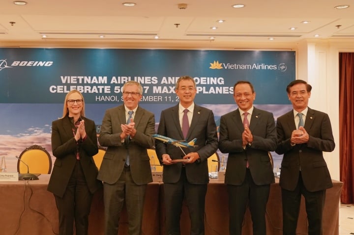 Vietnam Airlines и производитель самолетов Boeing подписали меморандум о взаимопонимании по продаже 50 узкофюзеляжных самолетов Boeing 737 MAX на сумму 10 миллиардов долларов.