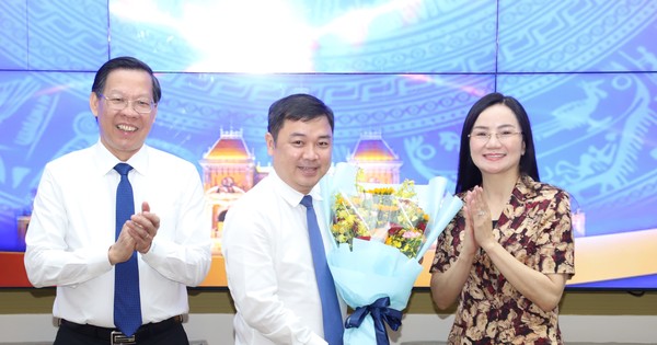 Chairman of Ho Chi Minh City awarded the decision to receive and appoint 6 officials