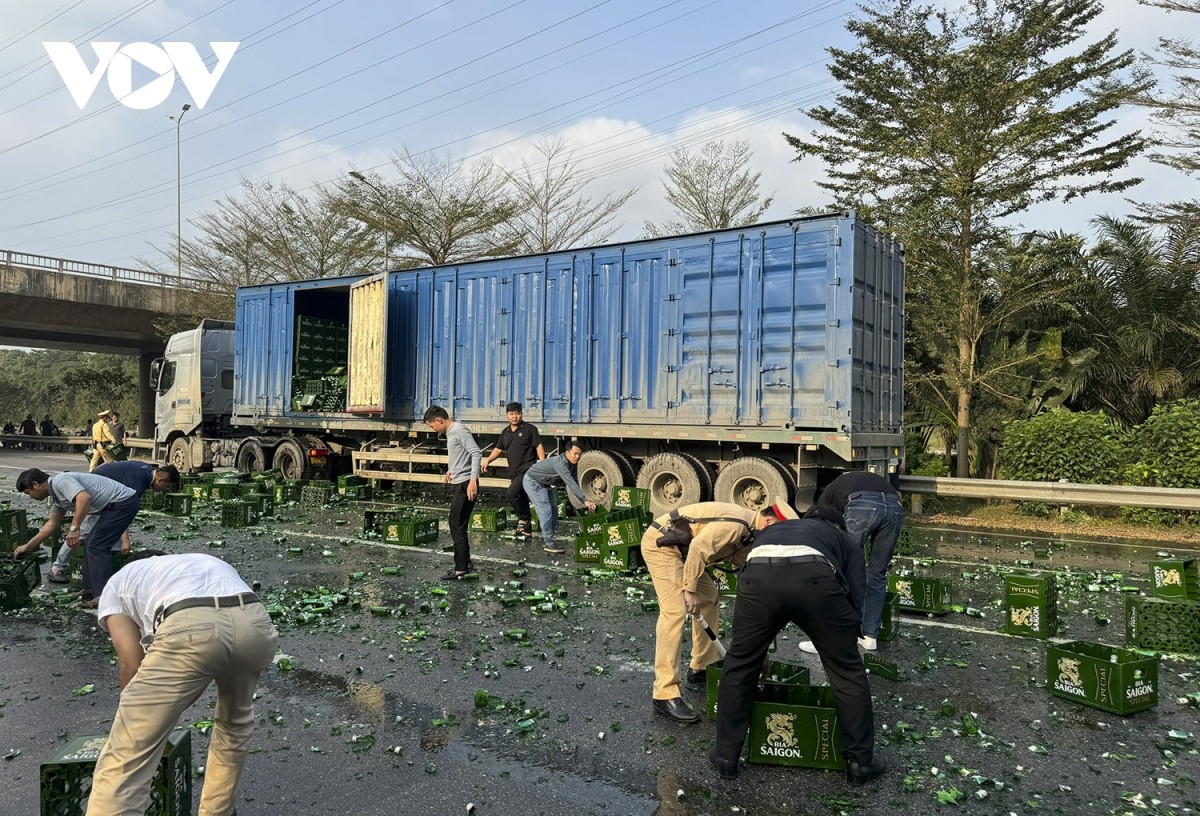 Container-LKW platzt auf, Dutzende Bierkisten fallen auf Phap Van - Cau Gie Highway, Foto 8