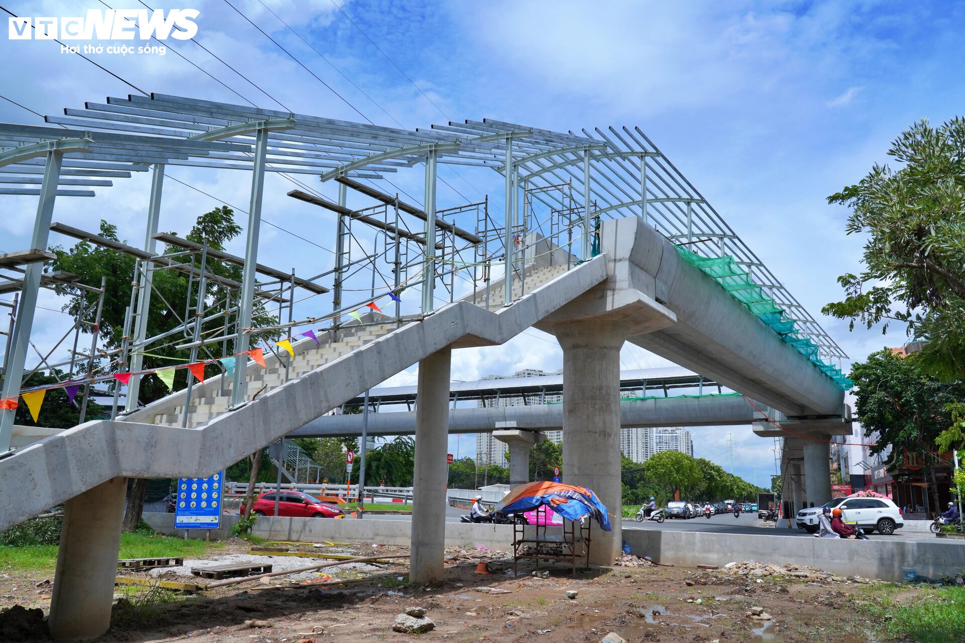 Nahaufnahme von 9 Fußgängerbrücken, die die U-Bahn-Station Nr. 1 in Ho-Chi-Minh-Stadt verbinden - 3