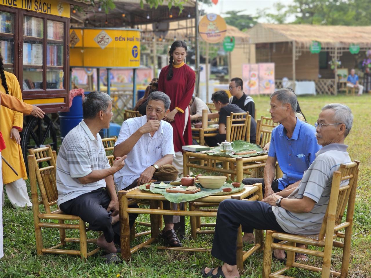 Thưởng trà, ăn bánh là lựa chọn của đông đảo các du khách. 