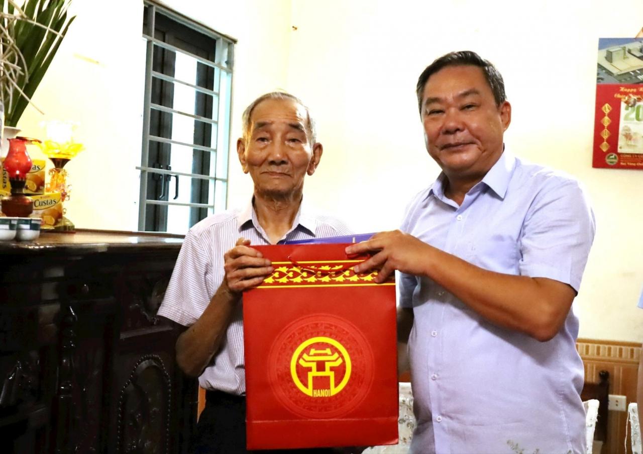 Lãnh đạo thành phố Hà Nội thăm, tặng quà người có công tiêu biểu huyện Chương Mỹ