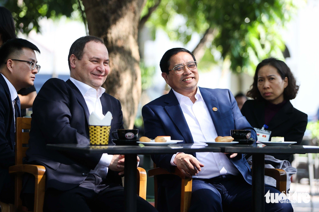 นายกรัฐมนตรีเวียดนามและเบลารุสไปดื่มกาแฟและชื่นชมหอธงฮานอย