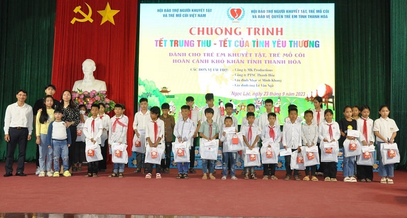 Chương trình Tết trung thu - Tết của tình yêu thương trao tặng quà cho trẻ em khuyết tật, trẻ mồ côi, hoàn cảnh khó khăn tỉnh Thanh Hóa