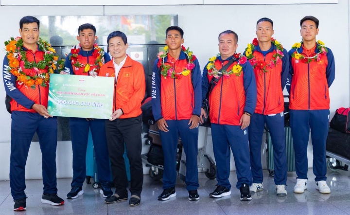 El presidente de VTF, Sr. Nguyen Quoc Ky, entregó el premio al equipo de tenis vietnamita en el aeropuerto de Tan Son Nhat.