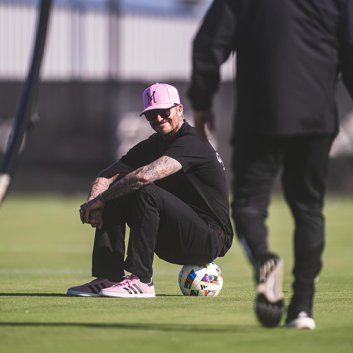 David Beckham bất ngờ xuất hiện trên sân tập Inter Miami, gặp những vị khách đặc biệt- Ảnh 2.