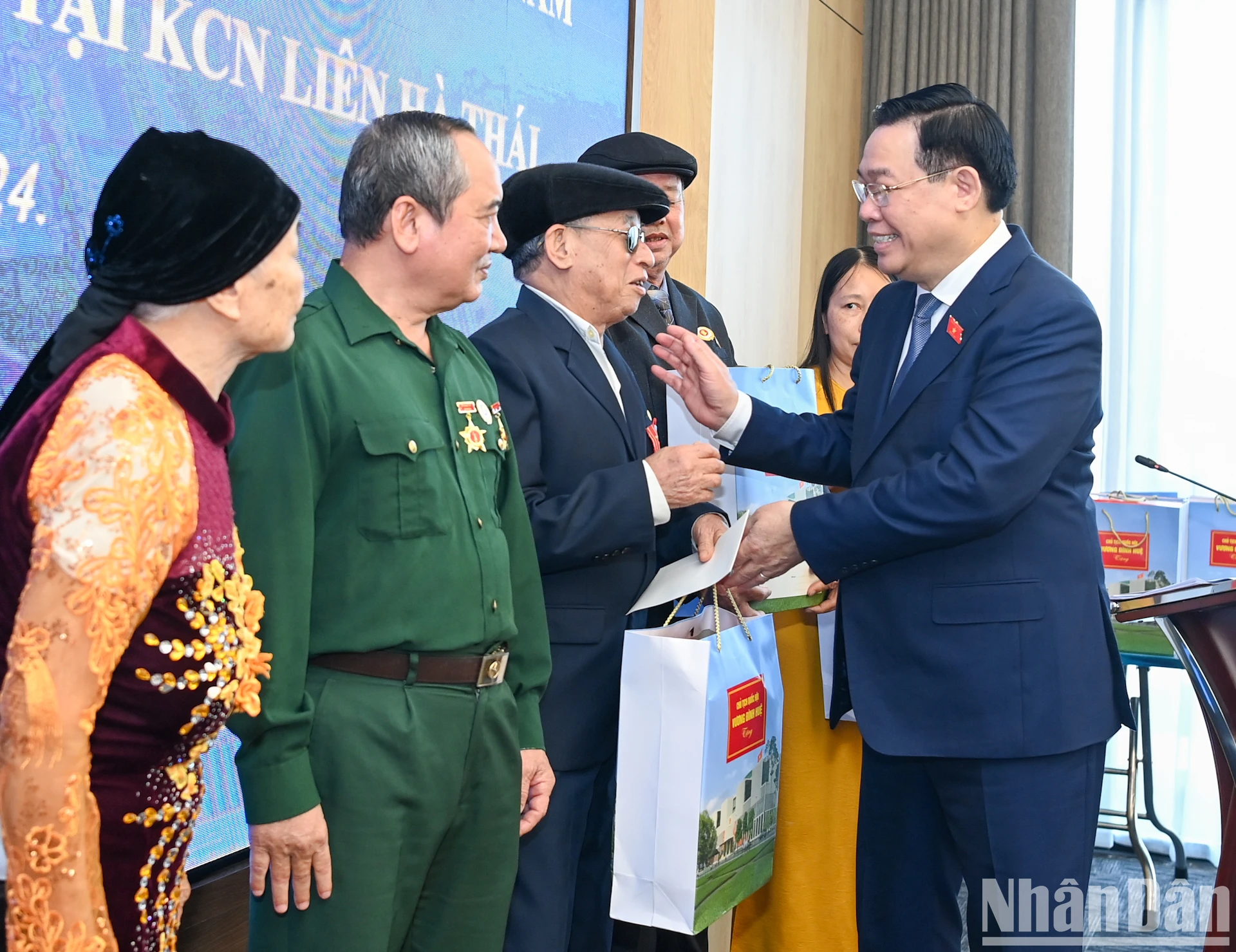 [Photo] Le président de l'Assemblée nationale Vuong Dinh Hue visite et offre des cadeaux aux travailleurs de la province de Thai Binh, photo 2