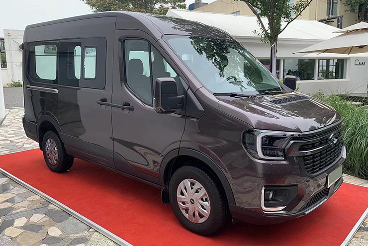 The new generation of Ford Transit cars is about to be launched in the Vietnamese market, picture 1