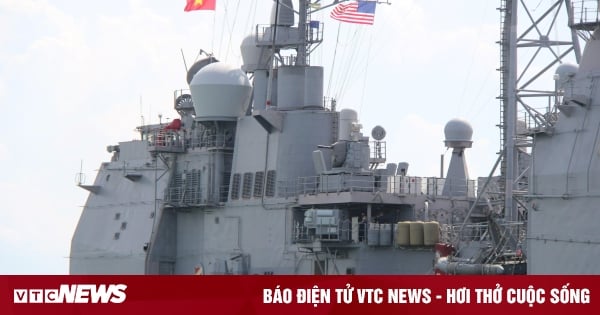 US Navy Fleet Begins Operations in Da Nang