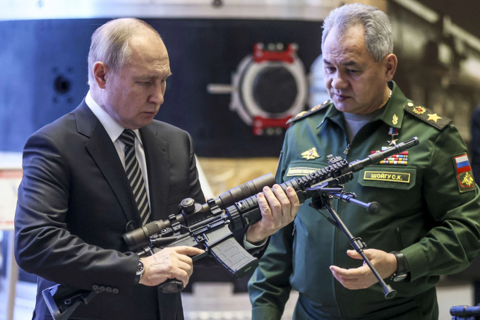 El presidente Putin y el ministro de Defensa ruso, Sergei Shoigu, inspeccionan un rifle en diciembre de 2021. Foto: Reuters