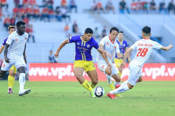 Las competiciones entre Hanoi FC y Hai Phong Club siempre son feroces en el campo...