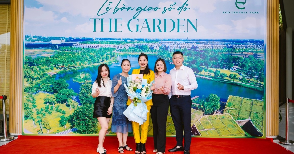 អ្នកស្រុកដំបូងនៃ Eco Central Park បានទទួលសៀវភៅក្រហម