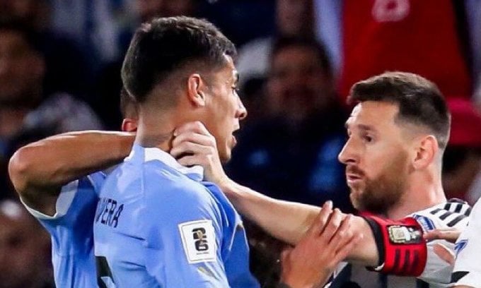 Messi (phải) túm cổ trung vệ Mathias Olivera ở trận Argentina thua Uruguay 0-2 trên sân La Bombonera, thành phố Buenos Aires, tại vòng loại World Cup 2026 khu vực Nam Mỹ tối 16/11/2023. Ảnh: Ole