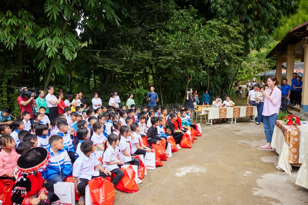 LƯƠNG THÙY LINH VẼ TƯƠNG LAI - PHÂN TRƯỜNG KHUỔI TRÀ (15).jpg