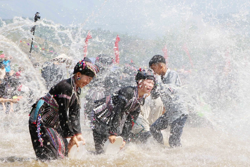 라오스 사람들과 함께 라이차우로 돌아가 Bun Voc Nam 축제를 즐기세요