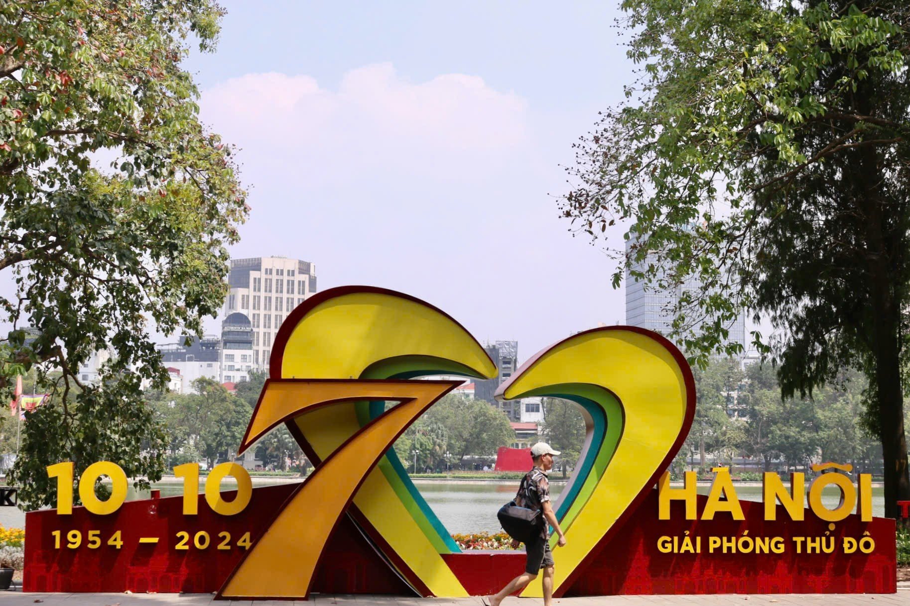 Hanoi decora sus calles para celebrar los 70 años de la Liberación de la Capital (foto 5)