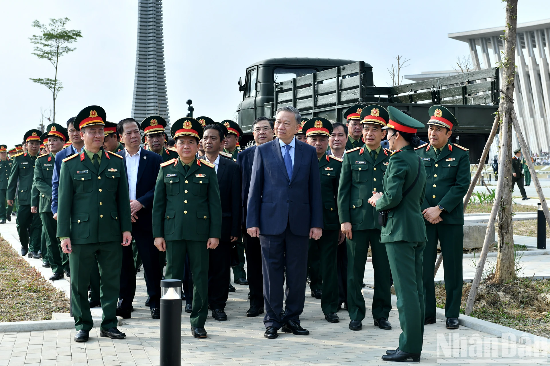 [Foto] Generalsekretär To Lam besucht und arbeitet im Vietnam Military History Museum Foto 4