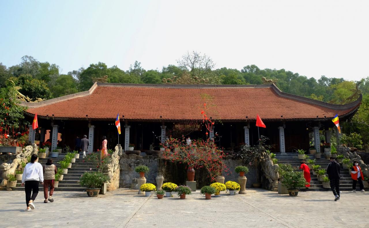 En los terrenos del pueblo, además del antiguo programa Tet del pueblo, los visitantes pueden visitar Dong Son Co Tu (también conocida como Pagoda Pham Thong, Pagoda Dong Son). En el pasado, la pagoda se construyó en un área de casi 3.000 metros cuadrados, incluida la Puerta Tam Quan y el Salón Principal; El harén fue destruido por las bombas estadounidenses. La pagoda aún conserva una estatua de piedra del Buda Amitabha sentado sobre un pedestal cuadrado de piedra arrodillado.