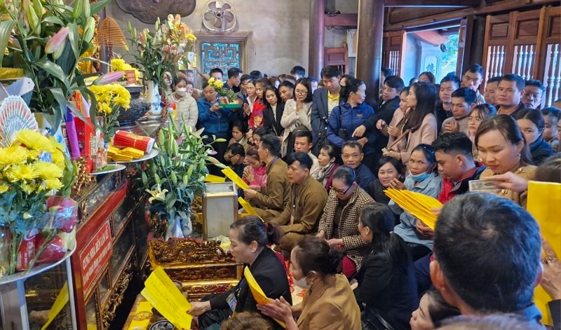 Vestiges historiques et culturels à Hanoi Tinh attire un grand nombre de touristes du monde entier qui viennent le visiter et le vénérer.